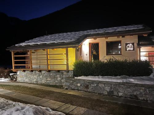 a small house at night with snow on the ground at De Goldene Traum in Gressoney-Saint-Jean