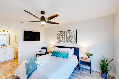 Ένα ή περισσότερα κρεβάτια σε δωμάτιο στο Bay Acres Bungalow - A
