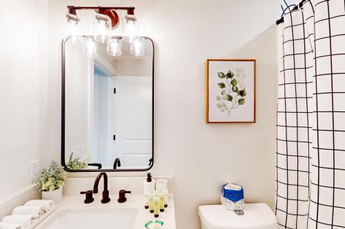 een badkamer met een spiegel en een wastafel bij Bay Acres Bungalow - A in Osprey