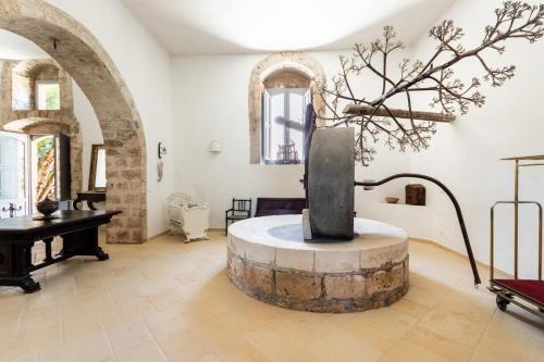 a room with a table and a vase in the middle at Masseria Costanza, Vendicari Retreat in Noto