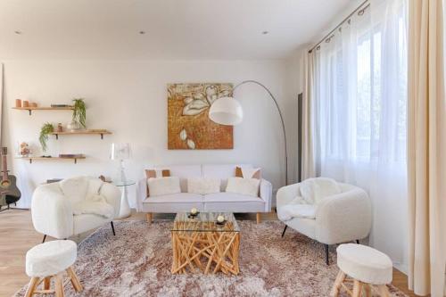 uma sala de estar com um sofá e duas cadeiras e uma mesa em Magnifique Villa Anatole France en plein coeur de Paris - 11P em Saint-Denis
