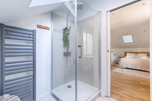 a glass shower in a bathroom with a bedroom at Magnifique Villa Anatole France en plein coeur de Paris - 11P in Saint-Denis