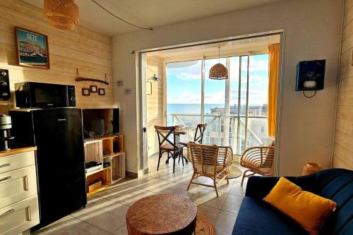 une cuisine et un salon avec vue sur l'océan dans l'établissement L’éclat maritime ! T2 / Clim / Piscine / Vue mer, à Sète