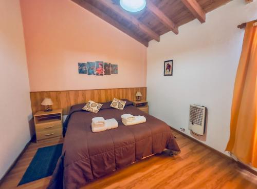 ein Schlafzimmer mit einem Bett mit zwei Handtüchern darauf in der Unterkunft Apartment Al Sur in Malargüe