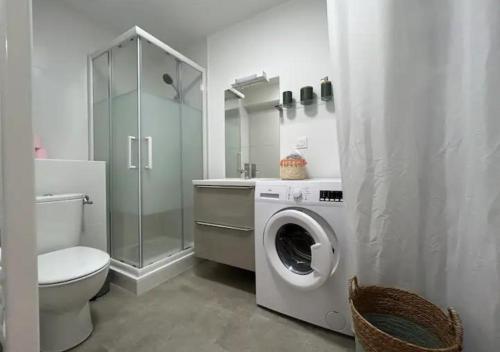 uma casa de banho com uma máquina de lavar roupa e um WC em RESIDENCE LES JOYAUX em Muret