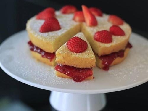 un plato blanco con tres postres con fresas. en The Smugglers Rest, en Woolacombe