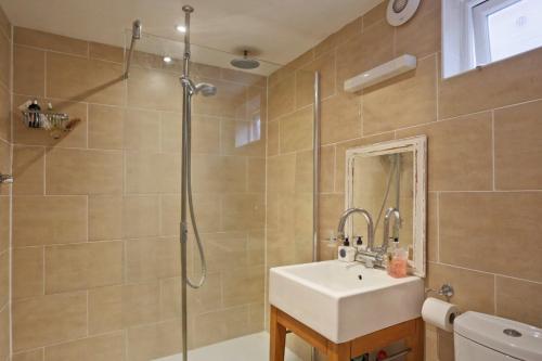 W łazience znajduje się umywalka i prysznic. w obiekcie 3 Trinity Street w mieście Southwold