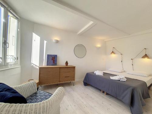 une chambre avec un lit, une commode et un miroir dans l'établissement Nestor&Jeeves - BONAPARTE - Near Port and Garibaldi, à Nice