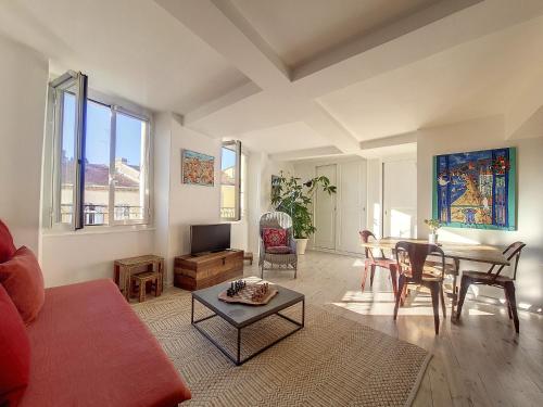 un salon avec un canapé et une table dans l'établissement Nestor&Jeeves - BONAPARTE - Near Port and Garibaldi, à Nice