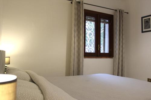 een slaapkamer met een bed en een raam bij mare, sole e relax a 5 km da Cefalu' in Cefalù