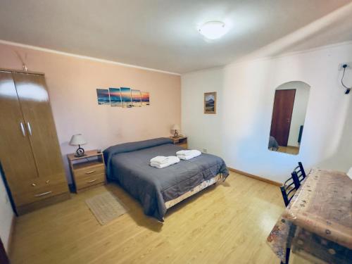 a bedroom with a bed and a dresser with towels on it at Apartment Al Sur in Malargüe