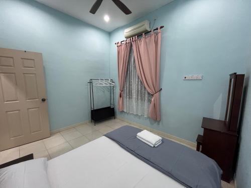 מיטה או מיטות בחדר ב-JZ at Sungai Besar Single Storey Semi-D