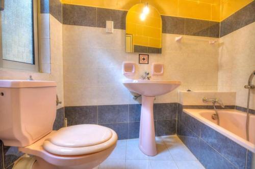 La salle de bains est pourvue de toilettes, d'un lavabo et d'une baignoire. dans l'établissement 36, Serina Court - Marsalforn, Gozo - Malta, à Marsalforn