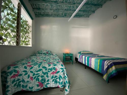 a bedroom with two beds and a window at Excelente apartamento Envigado - Full Equipamento. in Envigado