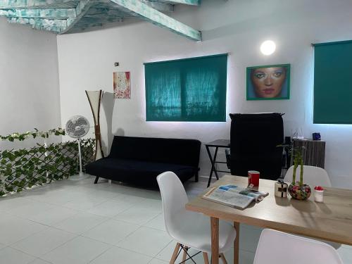 a living room with a table and a couch at Excelente apartamento Envigado - Full Equipamento. in Envigado