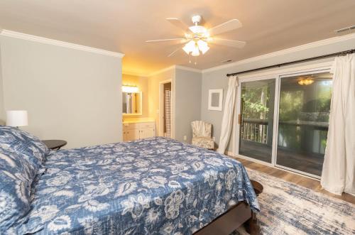 Postel nebo postele na pokoji v ubytování New Listing! Sleeps 10 on Harbor Island - Golf Cart Available for Rent