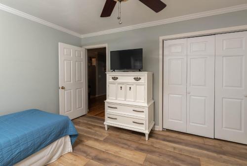 TV a/nebo společenská místnost v ubytování New Listing! Sleeps 10 on Harbor Island - Golf Cart Available for Rent