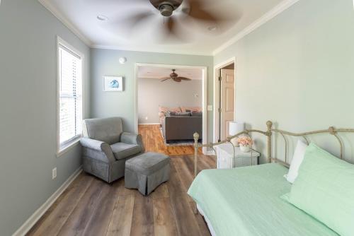 Postel nebo postele na pokoji v ubytování New Listing! Sleeps 10 on Harbor Island - Golf Cart Available for Rent