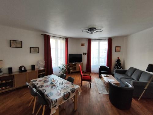 a living room with a couch and a table at Toul superbe appartement plein centre in Toul