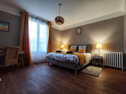 Кровать или кровати в номере Toul superbe appartement plein centre