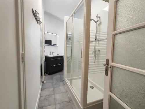 baño con ducha y puerta de cristal en Toul superbe appartement plein centre en Toul