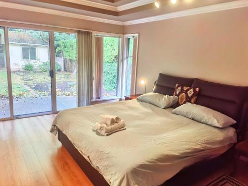 un dormitorio con una cama con un animal de peluche en Lovely suite, en Surrey