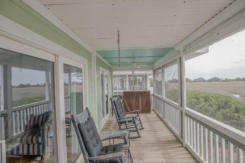 Balkón nebo terasa v ubytování Four-Bedroom House with Great View! Pool Across the Street! Hunting Island Pass!