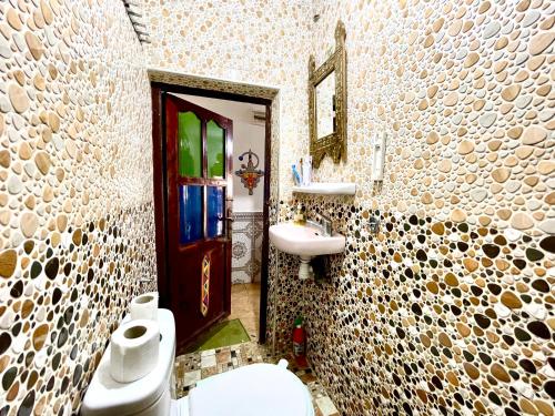 La salle de bains est pourvue de toilettes blanches et d'un lavabo. dans l'établissement The Sea Guesthouse, à Agadir