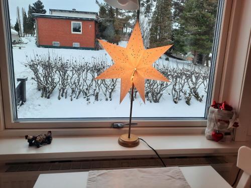 a large orange star in front of a window at Hemtrevlig villa i Billingsfors in Billingsfors