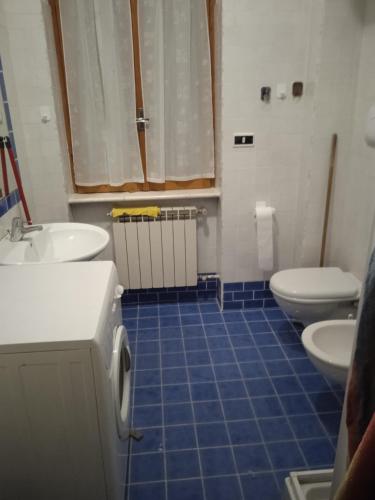 uma casa de banho com 2 lavatórios e um WC em Casa Serena em Scanno