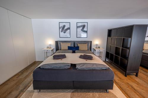 1 dormitorio con 1 cama grande y 2 mesitas de noche en Visionary Hospitality - Big Premium Loft with View, Washer, Parking, Kitchen, Tub, en Dierikon