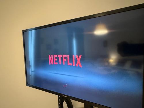 a television screen with the netflix logo on it at La casa di Sarah aspetta voi in Naples