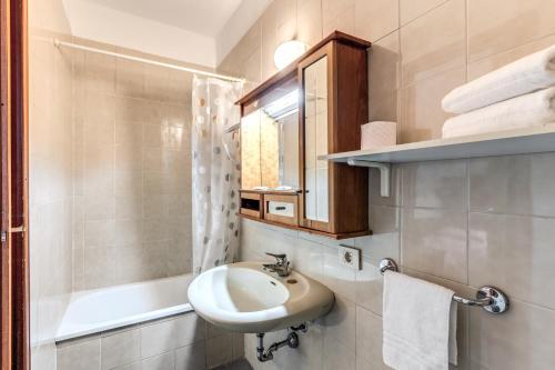W łazience znajduje się umywalka, lustro i wanna. w obiekcie Hotel Giada Roma w Rzymie
