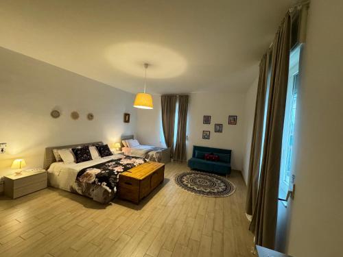 - une chambre avec un lit et un canapé bleu dans l'établissement La casa di Sarah aspetta voi, à Naples