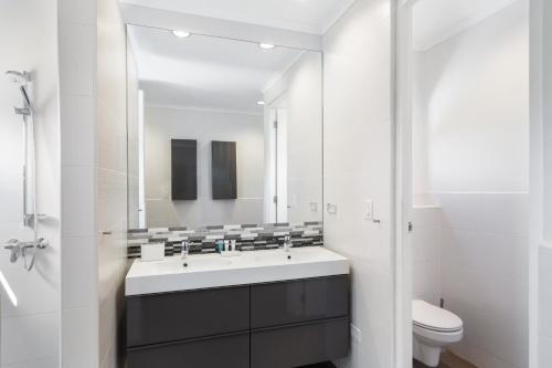 Et badeværelse på Spectacular designer villa 5 star Luxury 6 Bedroom New