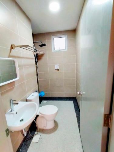 een badkamer met een toilet en een wastafel bij Yaya Suites Homestay Palmyra Residence Bangi in Kampong Batu Lima Bangi