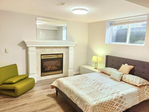 1 dormitorio con 1 cama y chimenea en The best warm home en Surrey