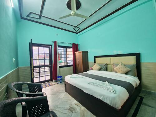 1 dormitorio con 1 cama y ventilador de techo en Karwaan Homestay, en Rishīkesh
