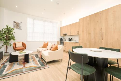 - un salon avec un canapé et une table dans l'établissement Be London - The Marylebone Residences, à Londres
