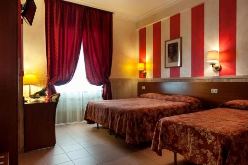 Giường trong phòng chung tại Hotel Pyramid