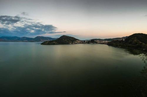 ΔΙΧΩΡΟ ΔΙΑΜΕΡΙΣΜΑ ΣΤΗΝ ΚΑΣΤΟΡΙΑ