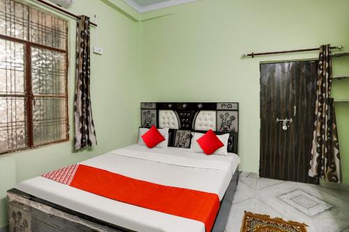 Ліжко або ліжка в номері OYO Flagship Lucky Hotel