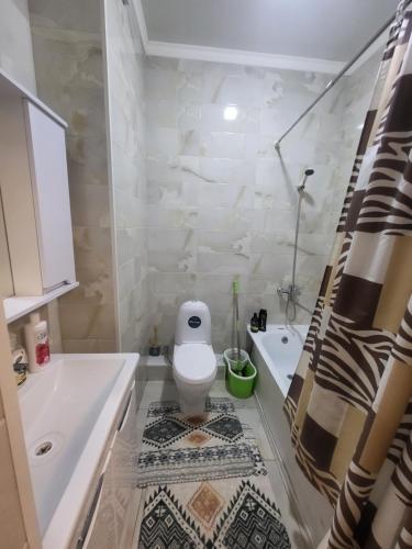 Et badeværelse på Light Apartment