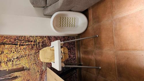baño con dispensador de jabón en la pared en Apartamento Calamina, en Riópar