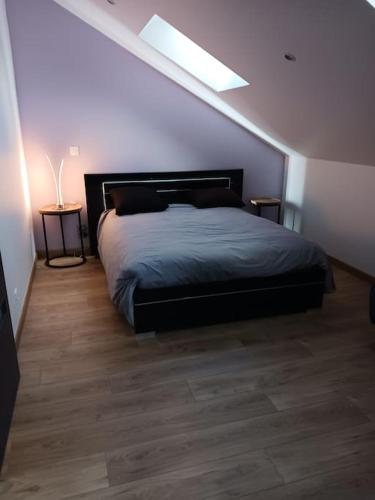 - une chambre avec un lit et deux tables de chevet dans l'établissement Le moderne pornic, à Pornic
