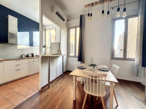 une cuisine avec une table et des chaises dans une pièce dans l'établissement Charming mezzanine - Historic District - Les Frères de la Loc', à Marseille
