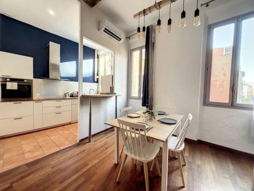 une cuisine avec une table et des chaises dans une pièce dans l'établissement Charming mezzanine - Historic District - Les Frères de la Loc', à Marseille