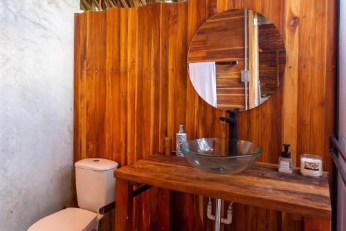 a bathroom with a bowl sink and a mirror at Paraiso Ahimsa in Buritaca