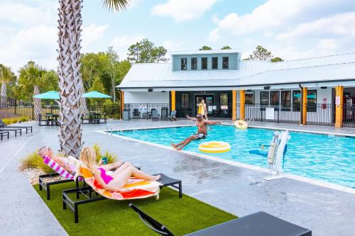 Bazén v ubytování Oceans RV Resort at Holly Ridge nebo v jeho okolí