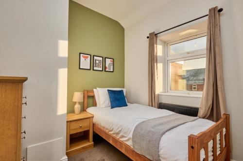 Katil atau katil-katil dalam bilik di Delightful Darlington Home